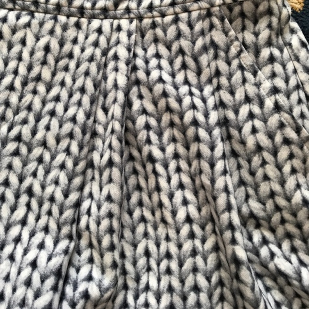 Banana Rep Yarn Printed Trompe L'oeil Shorts - Picture 6 of 6